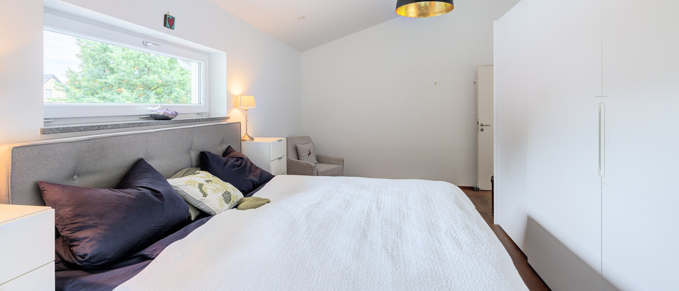 セミ・デタッチド・ハウス（一戸建てを二つに分けた家屋） Wörthsee 03 1. 寝室 14511