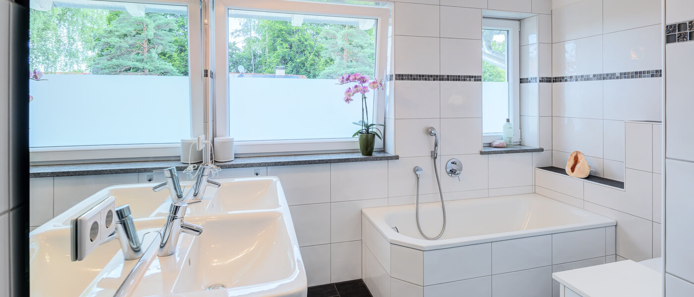 セミ・デタッチド・ハウス（一戸建てを二つに分けた家屋） Wörthsee 01 1つめの浴室 14511