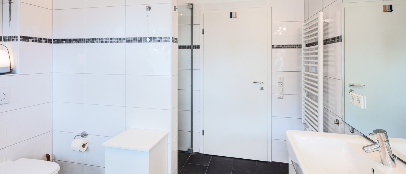 セミ・デタッチド・ハウス（一戸建てを二つに分けた家屋） Wörthsee 03 1つめの浴室 14511