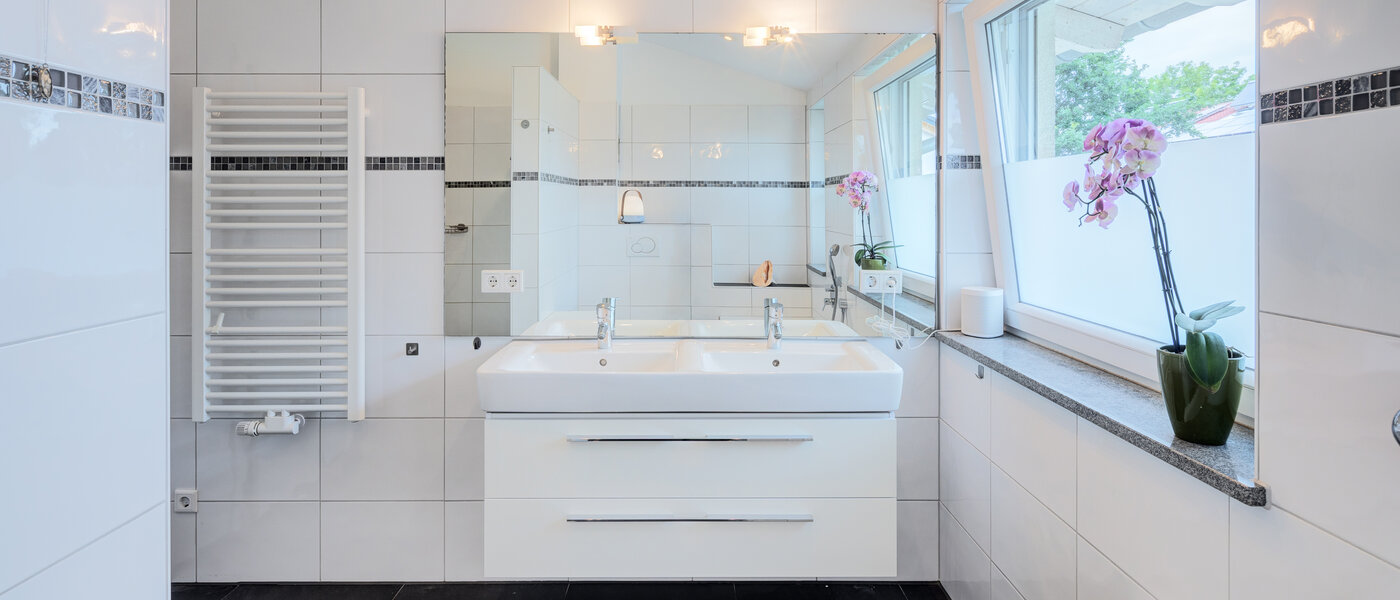 セミ・デタッチド・ハウス（一戸建てを二つに分けた家屋） Wörthsee 04 1つめの浴室 14511