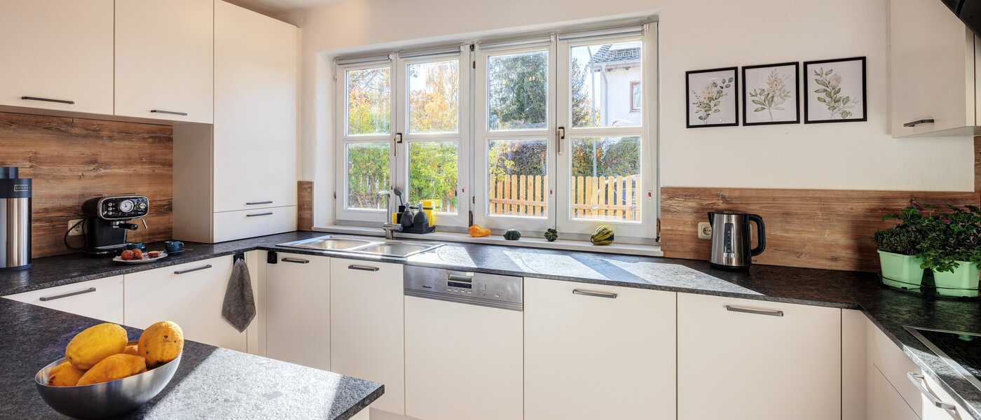 セミ・デタッチド・ハウス（一戸建てを二つに分けた家屋） München Obersendling 03 キッチン 14567