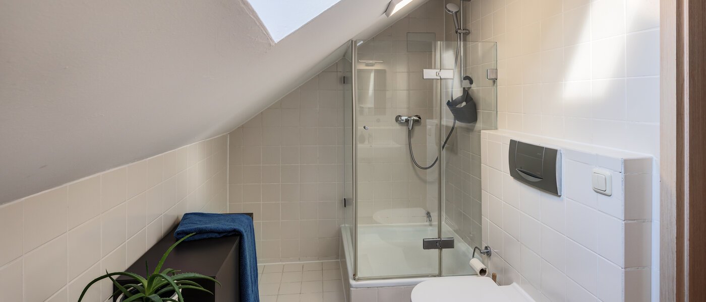 セミ・デタッチド・ハウス（一戸建てを二つに分けた家屋） München Obersendling 01 ２つめの浴室 14567