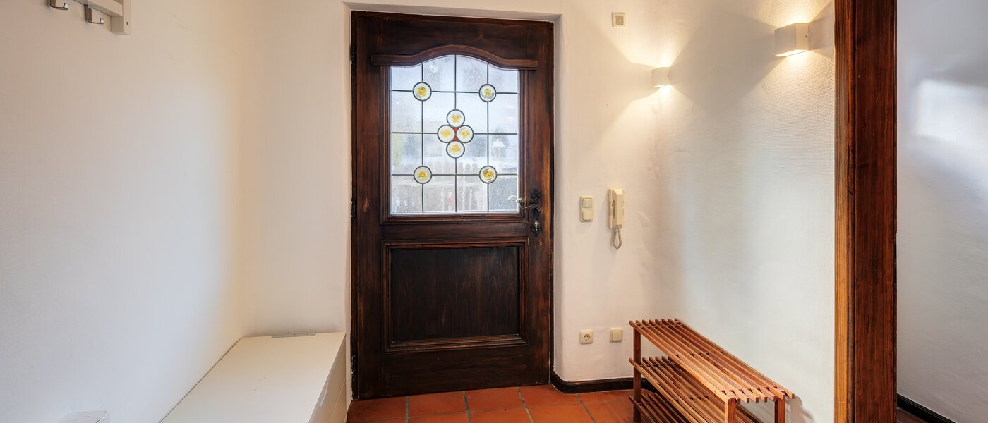 セミ・デタッチド・ハウス（一戸建てを二つに分けた家屋） München Obersendling 01 玄関入り口 14567