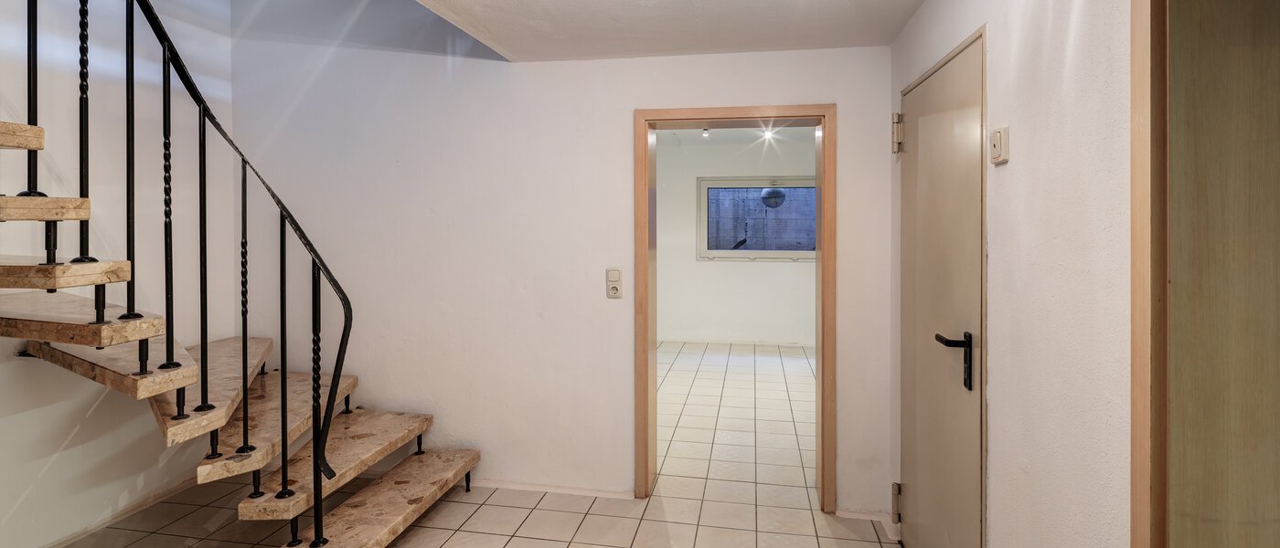 セミ・デタッチド・ハウス（一戸建てを二つに分けた家屋） München Obersendling 11 玄関入り口 14567