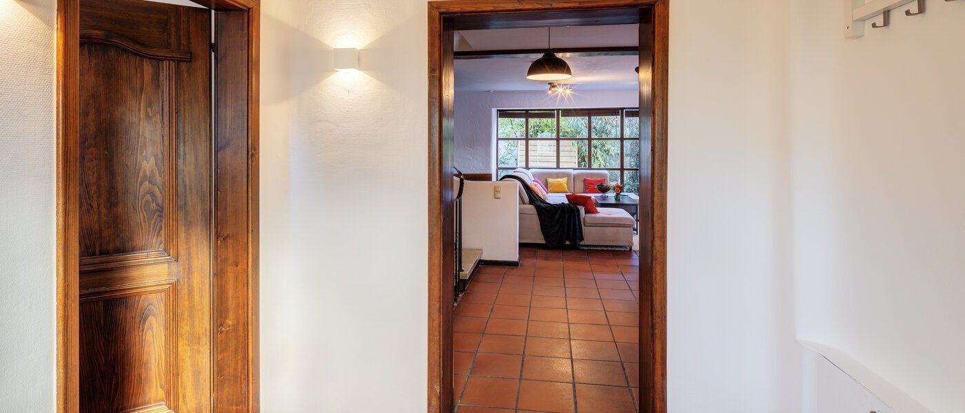 セミ・デタッチド・ハウス（一戸建てを二つに分けた家屋） München Obersendling 02 玄関入り口 14567