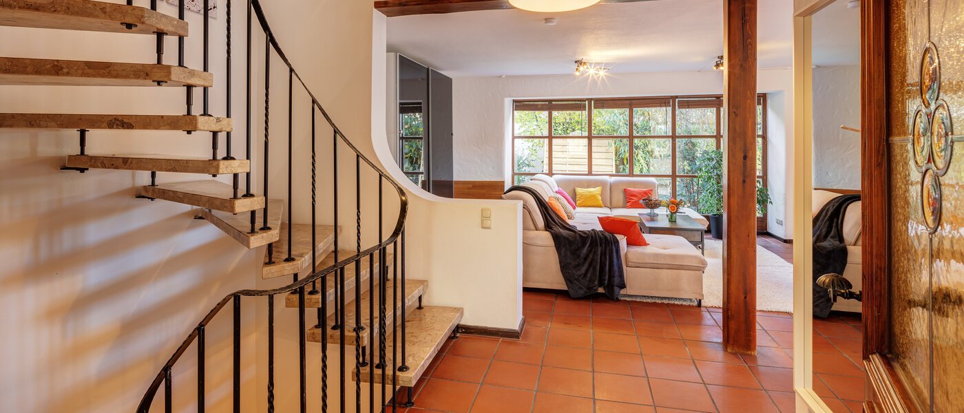 セミ・デタッチド・ハウス（一戸建てを二つに分けた家屋） München Obersendling 03 玄関入り口 14567