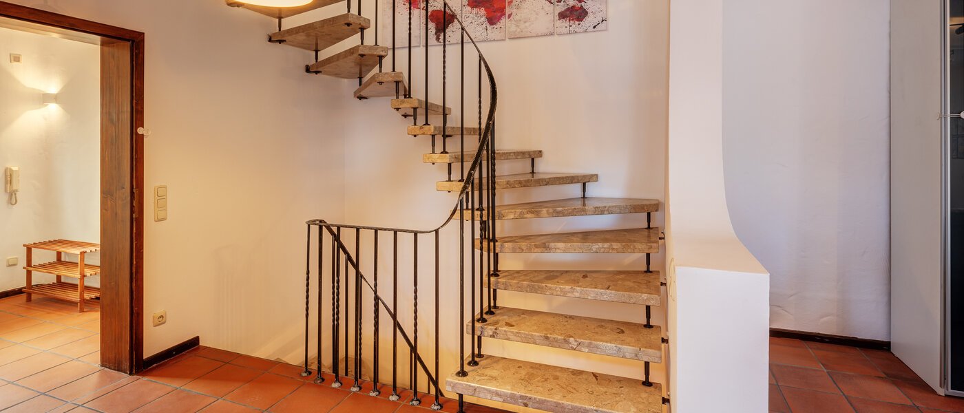 セミ・デタッチド・ハウス（一戸建てを二つに分けた家屋） München Obersendling 04 玄関入り口 14567