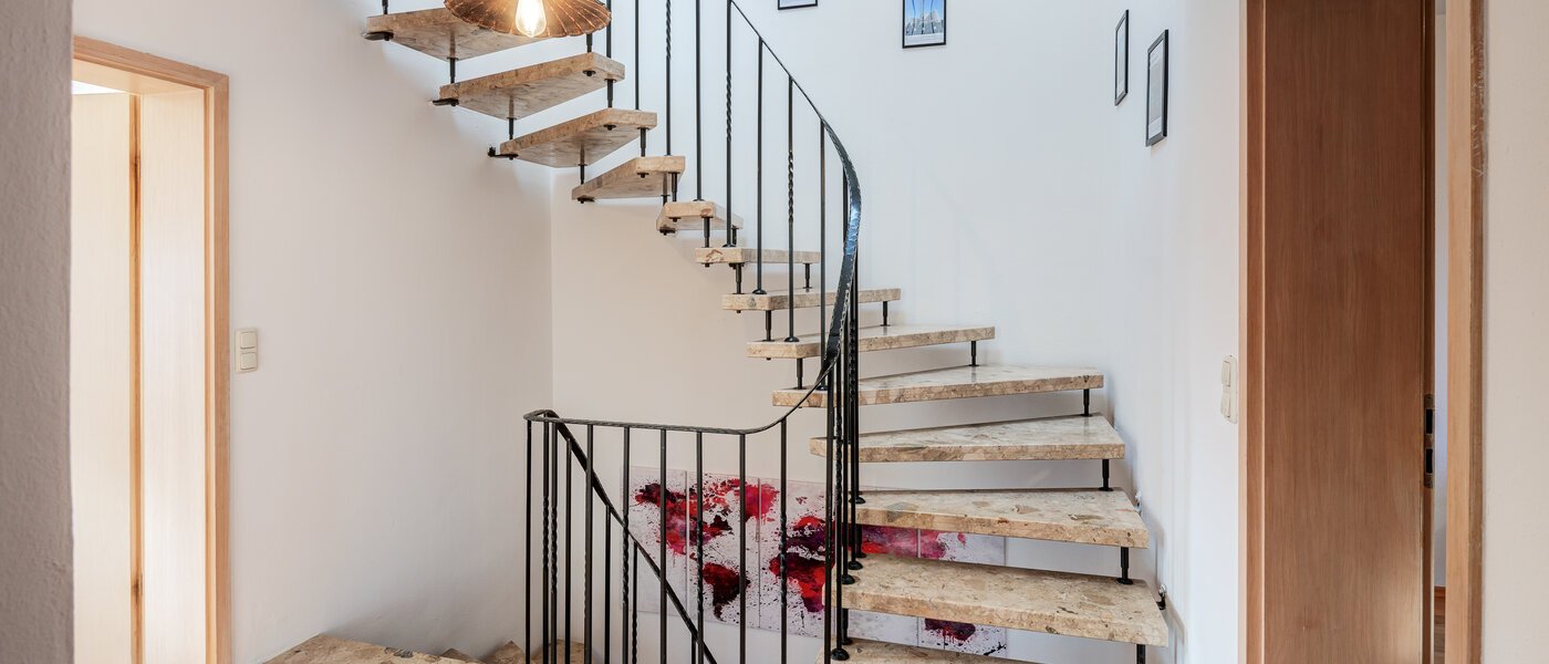 セミ・デタッチド・ハウス（一戸建てを二つに分けた家屋） München Obersendling 05 玄関入り口 14567