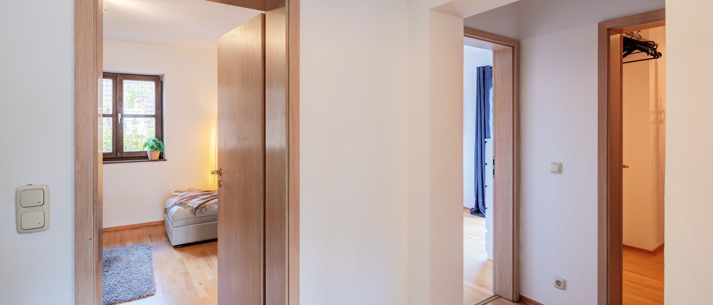 セミ・デタッチド・ハウス（一戸建てを二つに分けた家屋） München Obersendling 07 玄関入り口 14567