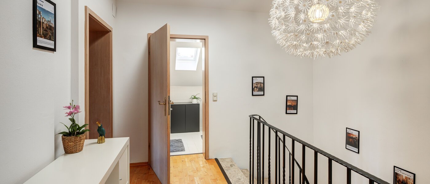 セミ・デタッチド・ハウス（一戸建てを二つに分けた家屋） München Obersendling 09 玄関入り口 14567