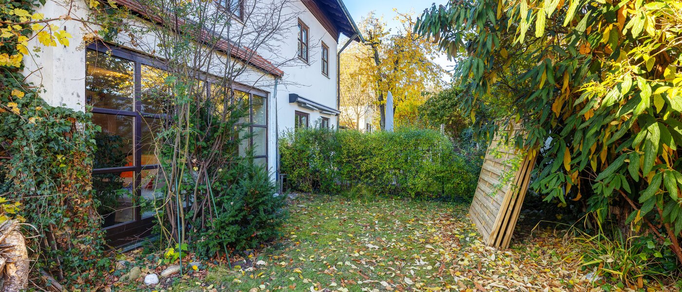 セミ・デタッチド・ハウス（一戸建てを二つに分けた家屋） München Obersendling 01 庭 14567