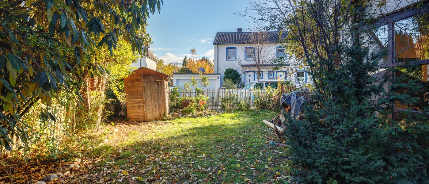 セミ・デタッチド・ハウス（一戸建てを二つに分けた家屋） München Obersendling 02 庭 14567