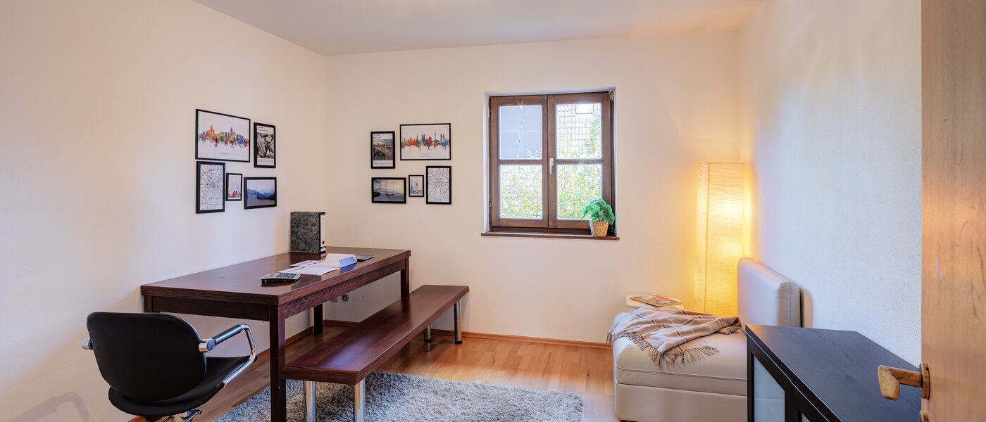 セミ・デタッチド・ハウス（一戸建てを二つに分けた家屋） München Obersendling 01 仕事部屋 14567