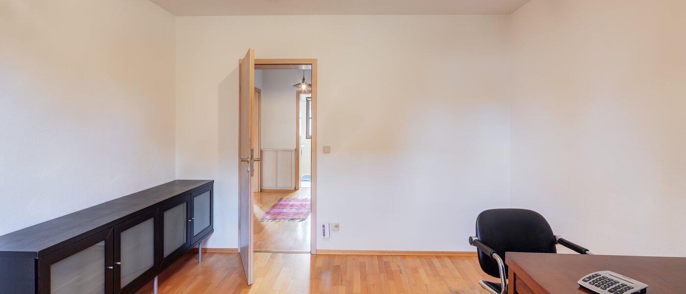 セミ・デタッチド・ハウス（一戸建てを二つに分けた家屋） München Obersendling 02 仕事部屋 14567