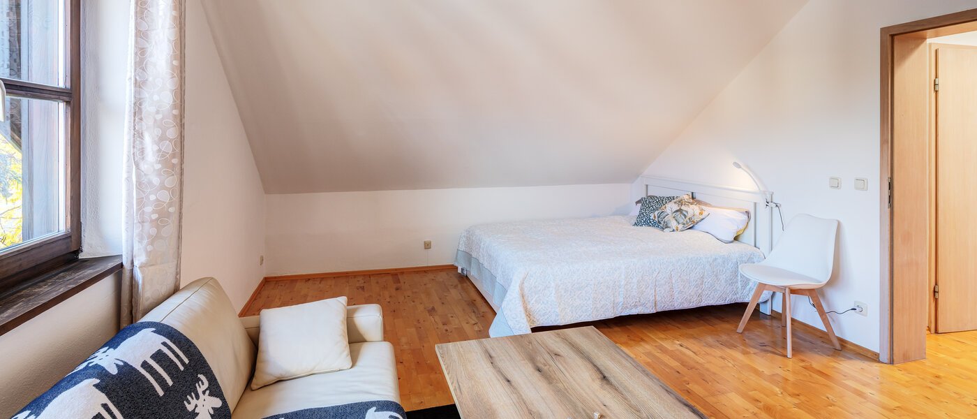 セミ・デタッチド・ハウス（一戸建てを二つに分けた家屋） München Obersendling 01 3.　寝室 14567