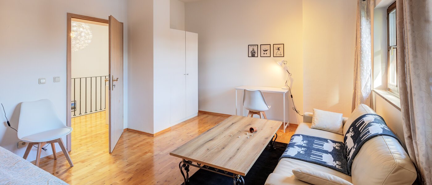 セミ・デタッチド・ハウス（一戸建てを二つに分けた家屋） München Obersendling 03 3.　寝室 14567