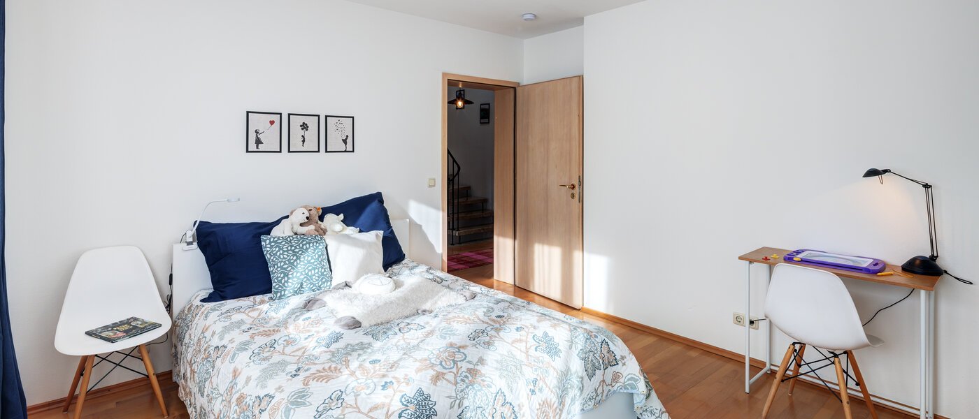 セミ・デタッチド・ハウス（一戸建てを二つに分けた家屋） München Obersendling 02 2.　寝室 14567