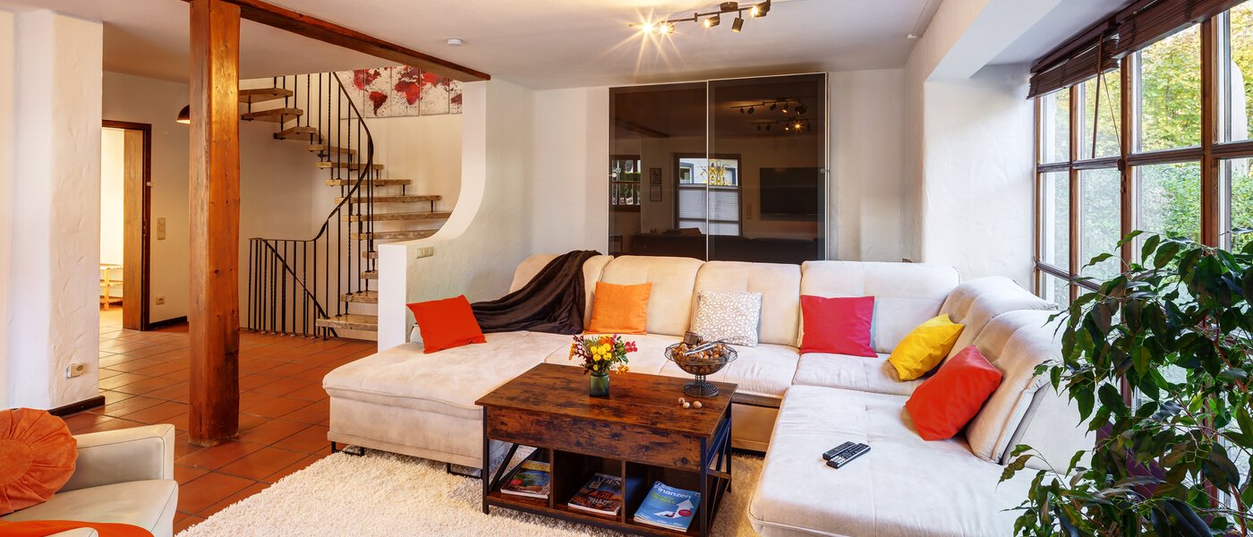 セミ・デタッチド・ハウス（一戸建てを二つに分けた家屋） München Obersendling 03 リビングエリア 14567