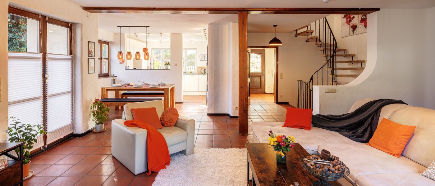 セミ・デタッチド・ハウス（一戸建てを二つに分けた家屋） München Obersendling 04 リビングエリア 14567