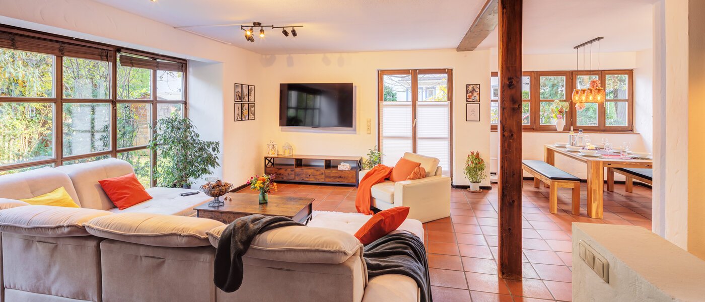 セミ・デタッチド・ハウス（一戸建てを二つに分けた家屋） München Obersendling 05 リビングエリア 14567