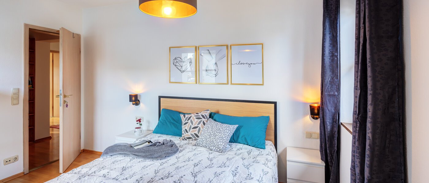 セミ・デタッチド・ハウス（一戸建てを二つに分けた家屋） München Obersendling 02 1. 寝室 14567