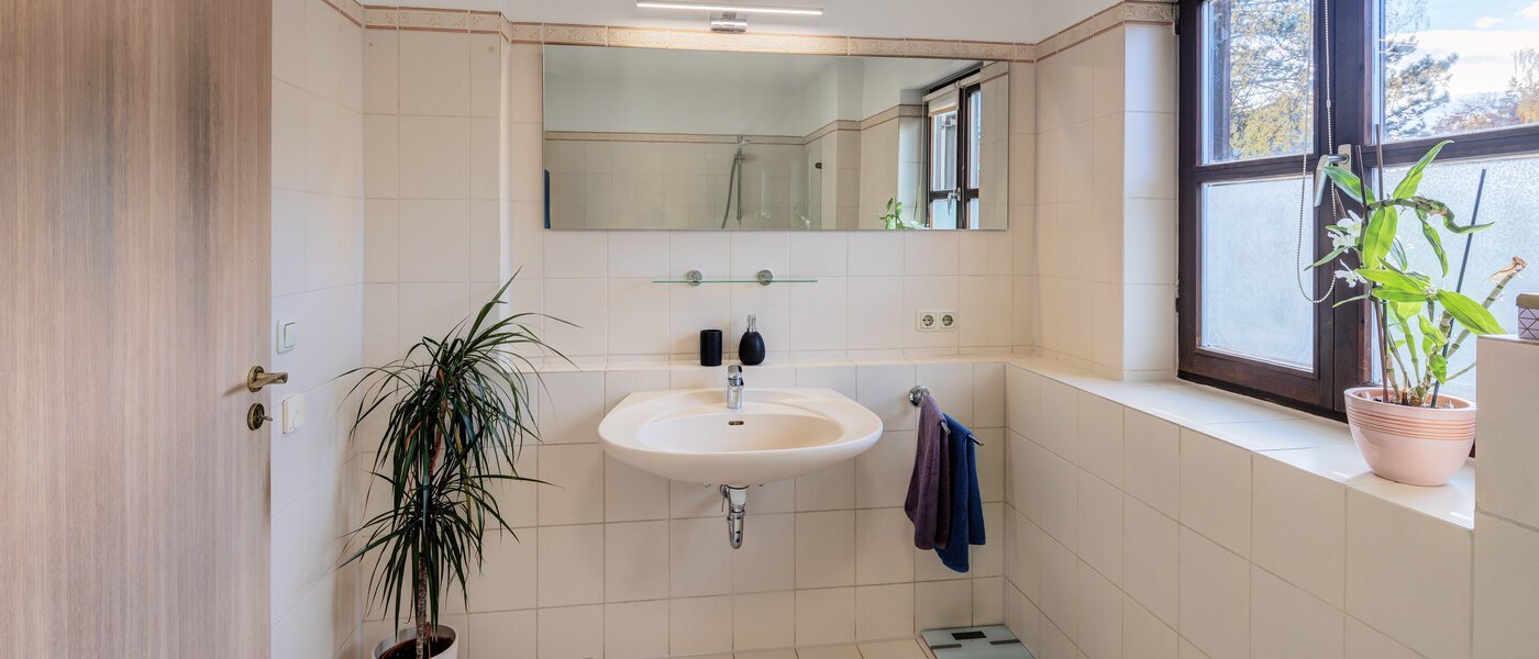 セミ・デタッチド・ハウス（一戸建てを二つに分けた家屋） München Obersendling 02 1つめの浴室 14567