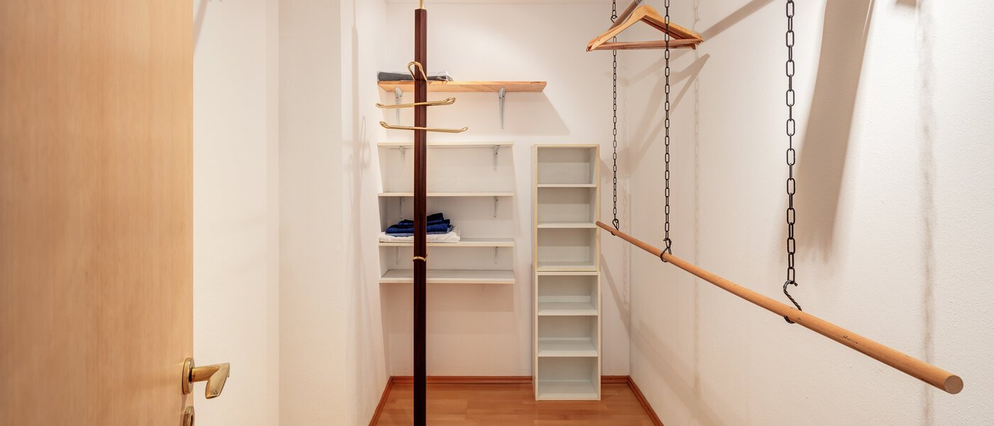 セミ・デタッチド・ハウス（一戸建てを二つに分けた家屋） München Obersendling 01 ウォークイン・カップボード 14567