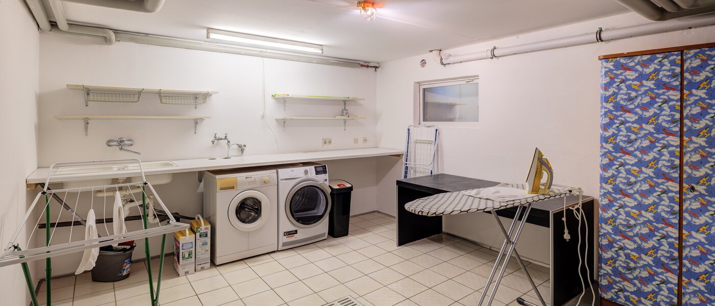 セミ・デタッチド・ハウス（一戸建てを二つに分けた家屋） München Obersendling 01 家事室 14567