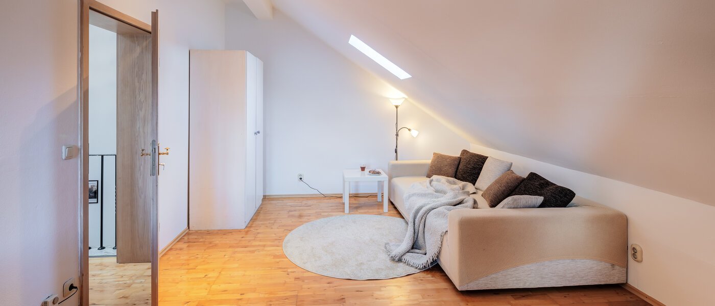 セミ・デタッチド・ハウス（一戸建てを二つに分けた家屋） München Obersendling 02 ゲストルーム 14567