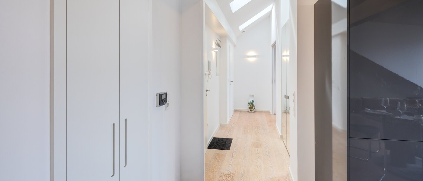 アティック・フラット（屋根裏） München Maxvorstadt 01 玄関入り口 14568