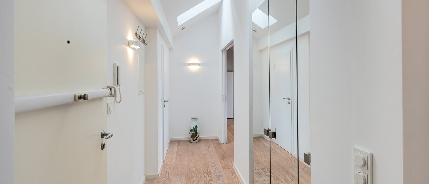 アティック・フラット（屋根裏） München Maxvorstadt 02 玄関入り口 14568