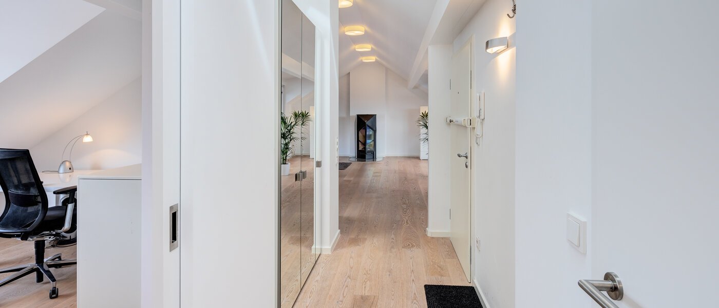 アティック・フラット（屋根裏） München Maxvorstadt 03 玄関入り口 14568