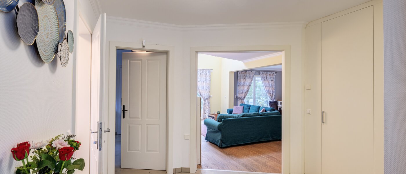 一戸建て Ismaning 04 玄関入り口 14615