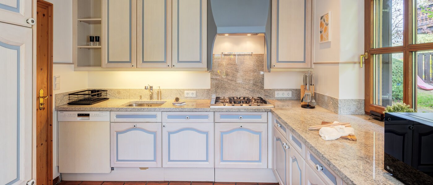 セミ・デタッチド・ハウス（一戸建てを二つに分けた家屋） Rottach-Egern 02 キッチン 14616