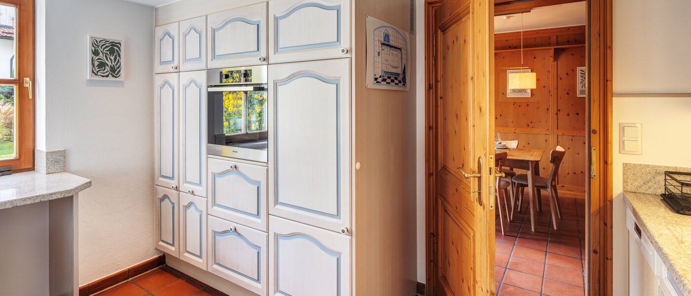 セミ・デタッチド・ハウス（一戸建てを二つに分けた家屋） Rottach-Egern 03 キッチン 14616