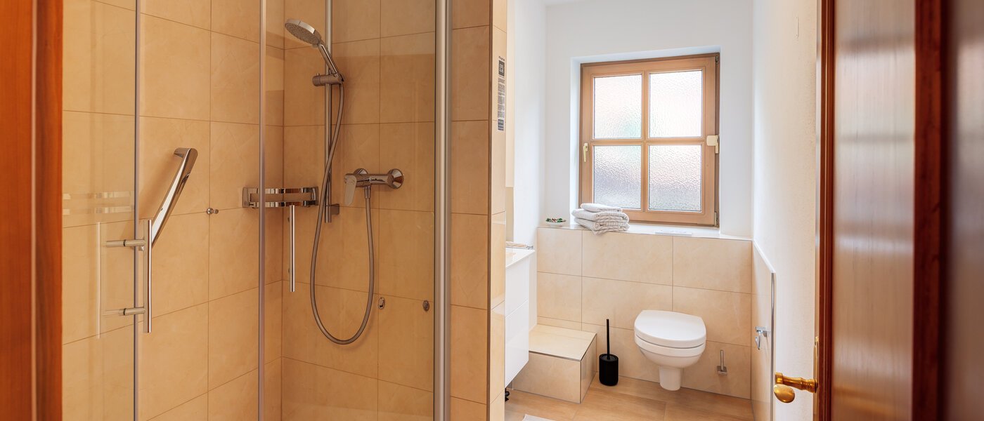 セミ・デタッチド・ハウス（一戸建てを二つに分けた家屋） Rottach-Egern 01 ２つめの浴室 14616