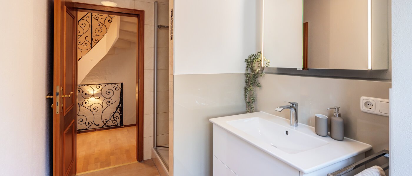 セミ・デタッチド・ハウス（一戸建てを二つに分けた家屋） Rottach-Egern 02 ２つめの浴室 14616