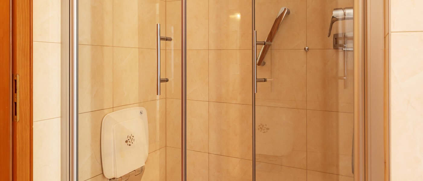 セミ・デタッチド・ハウス（一戸建てを二つに分けた家屋） Rottach-Egern 04 ２つめの浴室 14616