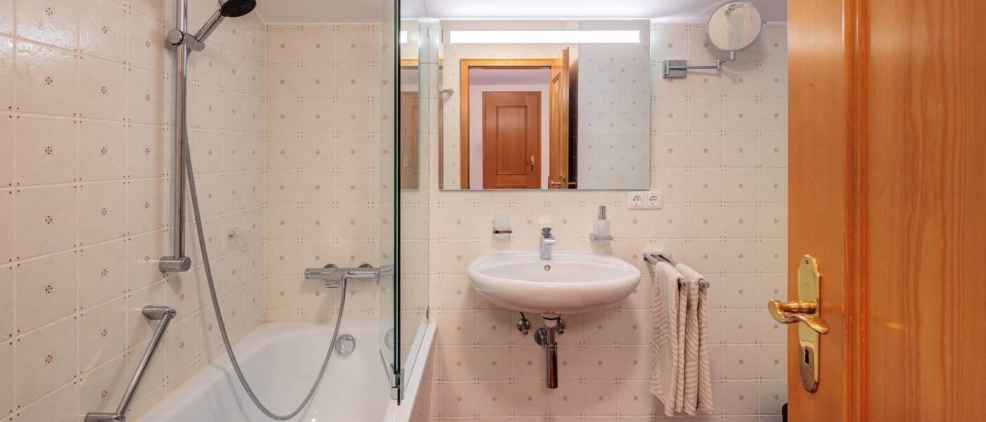 セミ・デタッチド・ハウス（一戸建てを二つに分けた家屋） Rottach-Egern 03 3つめの浴室 14616