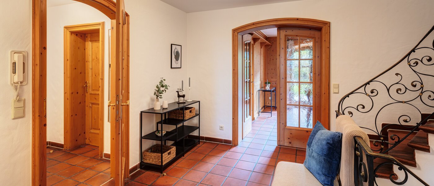 セミ・デタッチド・ハウス（一戸建てを二つに分けた家屋） Rottach-Egern 01 玄関入り口 14616