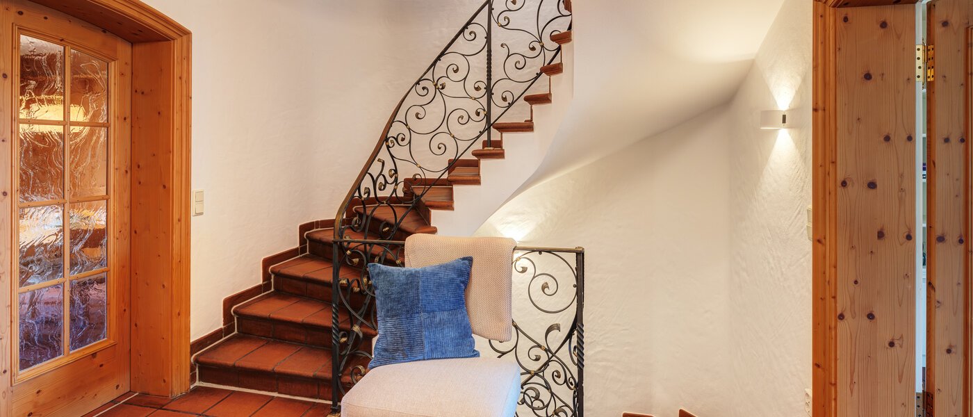 セミ・デタッチド・ハウス（一戸建てを二つに分けた家屋） Rottach-Egern 03 玄関入り口 14616