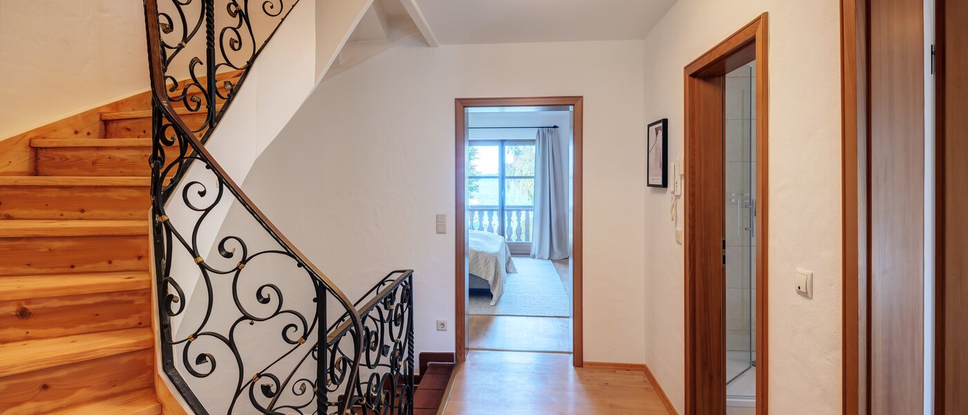 セミ・デタッチド・ハウス（一戸建てを二つに分けた家屋） Rottach-Egern 04 玄関入り口 14616