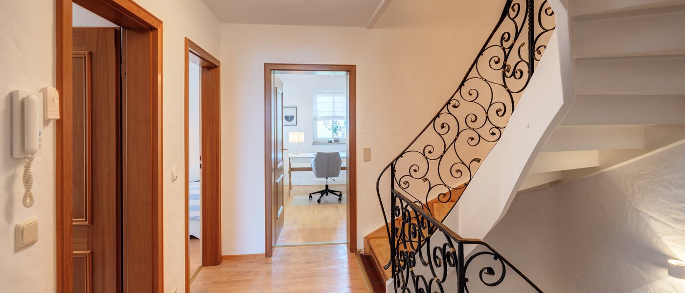 セミ・デタッチド・ハウス（一戸建てを二つに分けた家屋） Rottach-Egern 05 玄関入り口 14616