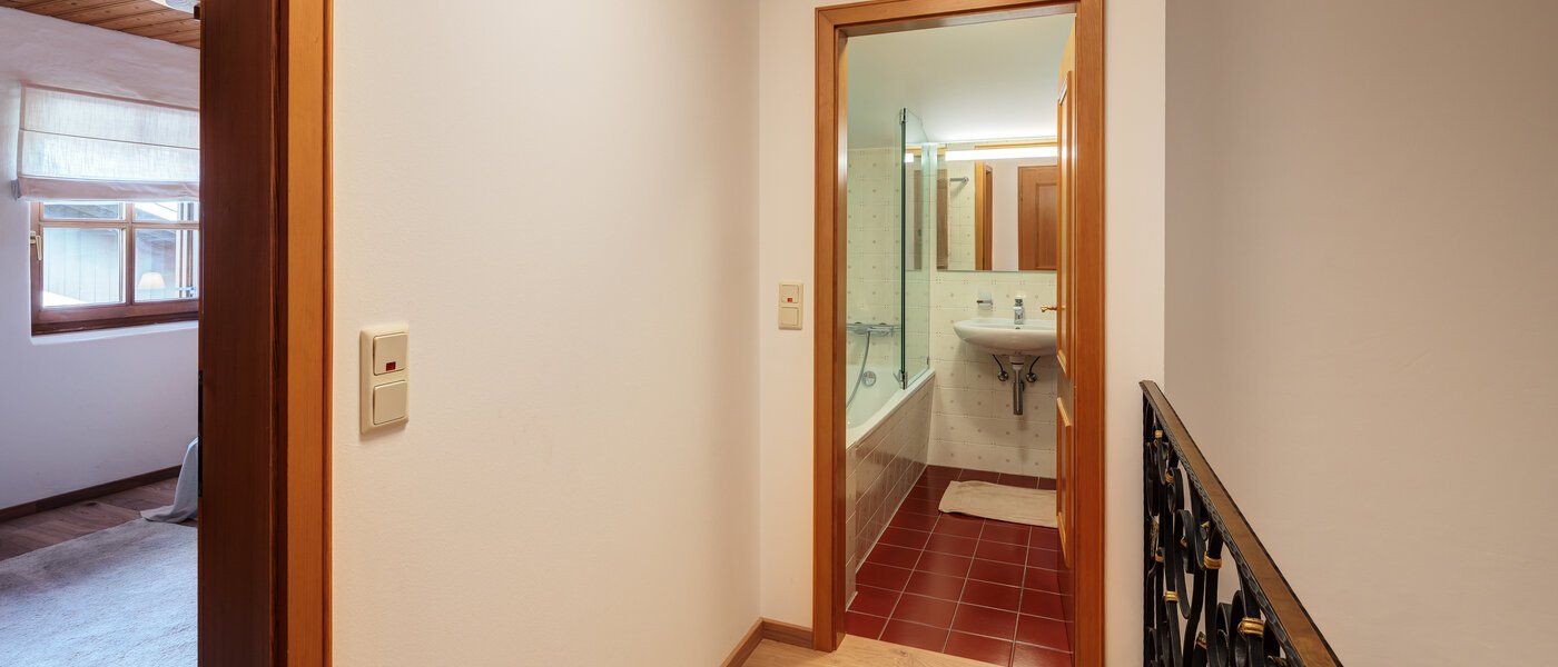 セミ・デタッチド・ハウス（一戸建てを二つに分けた家屋） Rottach-Egern 07 玄関入り口 14616