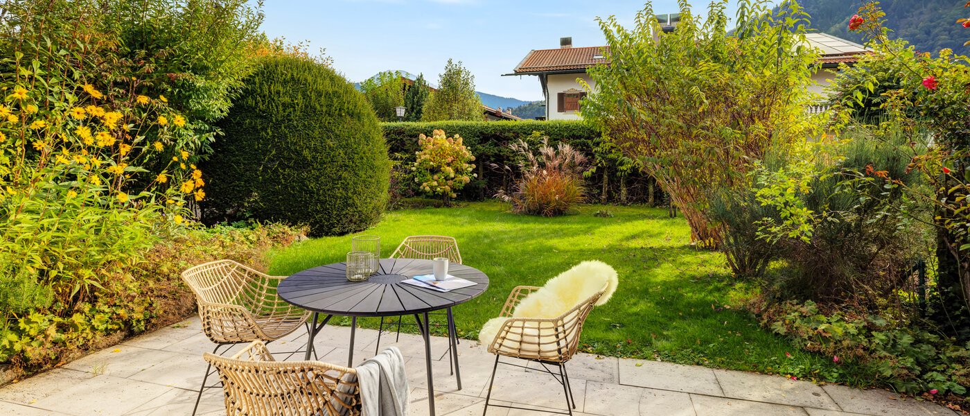 セミ・デタッチド・ハウス（一戸建てを二つに分けた家屋） Rottach-Egern 03 庭 14616