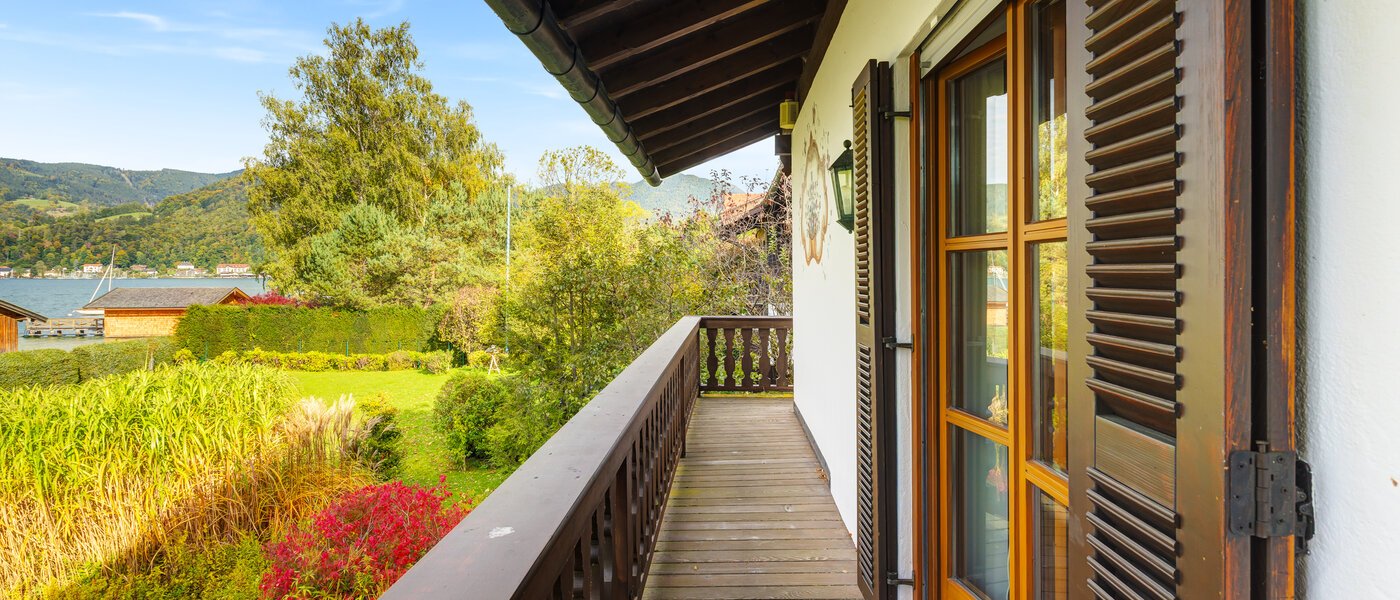 セミ・デタッチド・ハウス（一戸建てを二つに分けた家屋） Rottach-Egern 01 ベランダ 14616