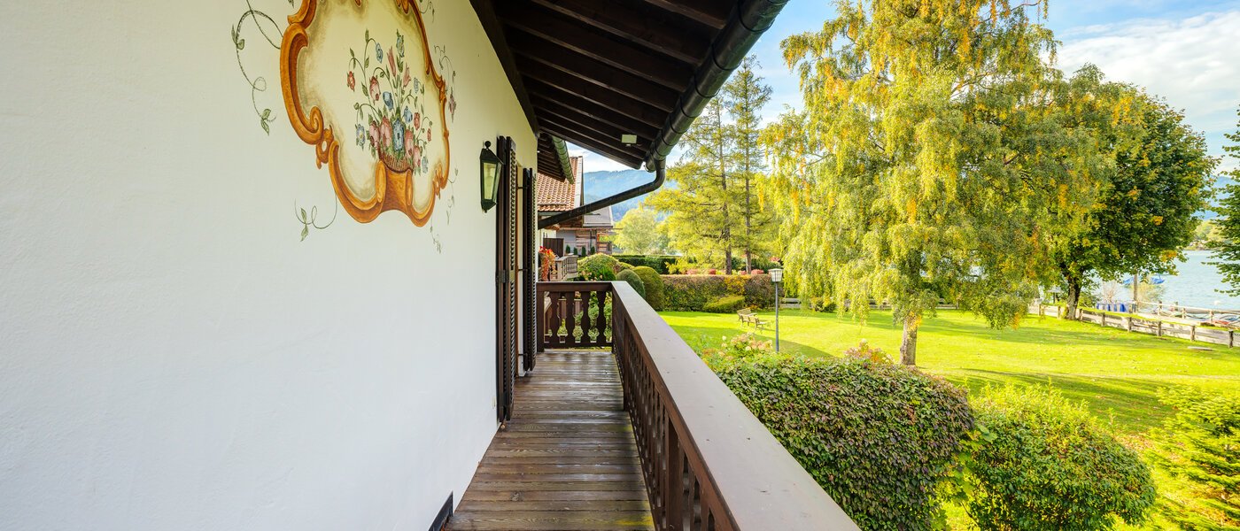 セミ・デタッチド・ハウス（一戸建てを二つに分けた家屋） Rottach-Egern 02 ベランダ 14616