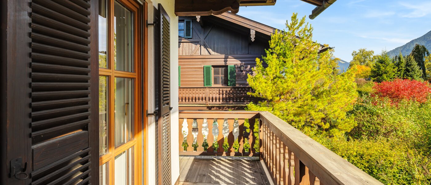 セミ・デタッチド・ハウス（一戸建てを二つに分けた家屋） Rottach-Egern 06 ベランダ 14616