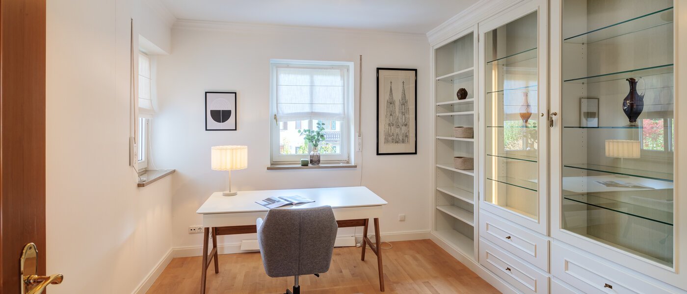 セミ・デタッチド・ハウス（一戸建てを二つに分けた家屋） Rottach-Egern 01 仕事部屋 14616