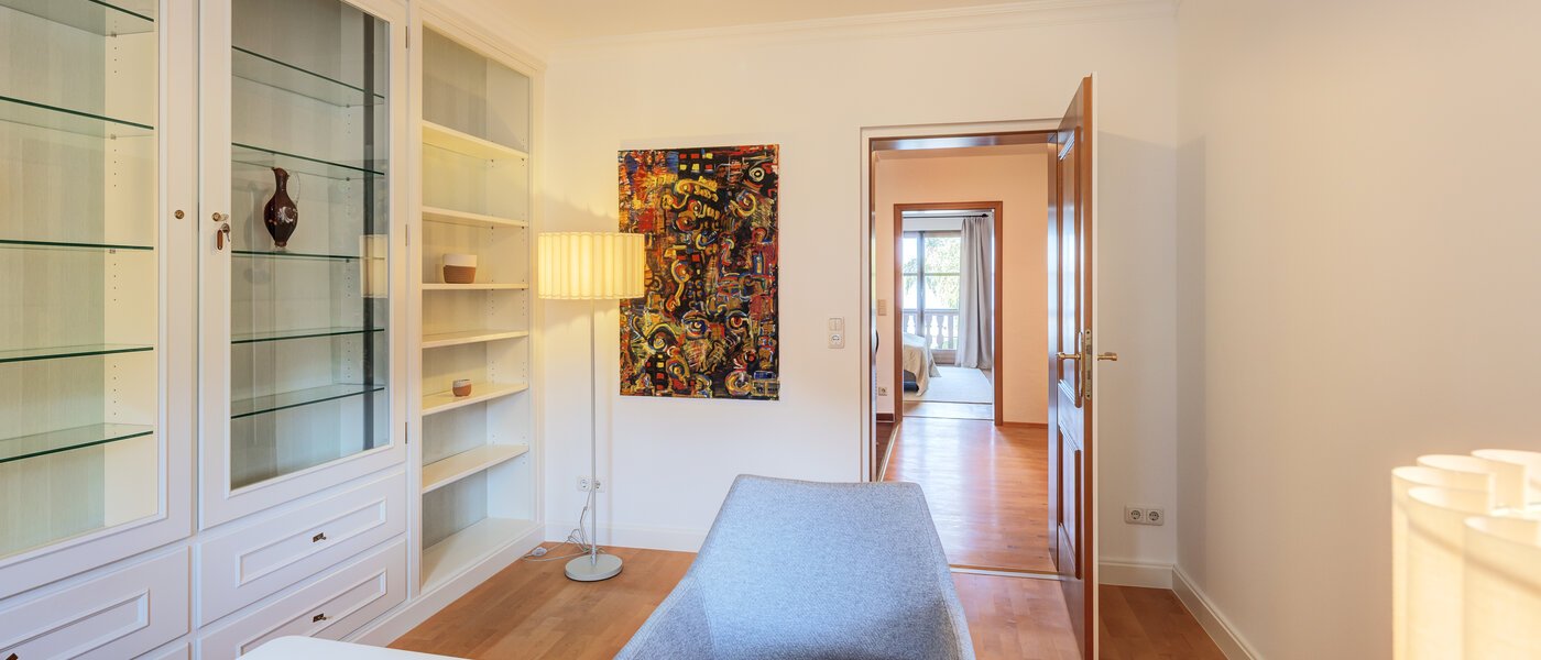 セミ・デタッチド・ハウス（一戸建てを二つに分けた家屋） Rottach-Egern 02 仕事部屋 14616